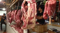 Produk daging sapi di Pasar Tomang Barat. Dok: Tommy Kurnia/Liputan6.com