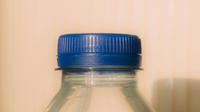 Ilustrasi air di kemasan botol plastik sekali pakai. (dok. charlesdeluvio/Unsplash)