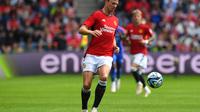 Bek Manchester United Jonny Evans pada laga uji coba melawan Lyon di Murrayfield, Edinburgh, 19 Juli 2023. (ANDY BUCHANAN / AFP)