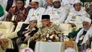 Ketua Umum PBNU Said Aqil Siradj berbincang dengan habib pada acara Multaqo Ulama, Habib dan Cendekiawan Muslim di Hotel Kartika Chandra, Jakarta, Jumat (3/5/2019). Pertemuan tersebut mengajak umat Islam untuk membangun ukhuwah dan rekonsiliasi pasca Pemilu. (Liputan6.com/Johan Tallo)