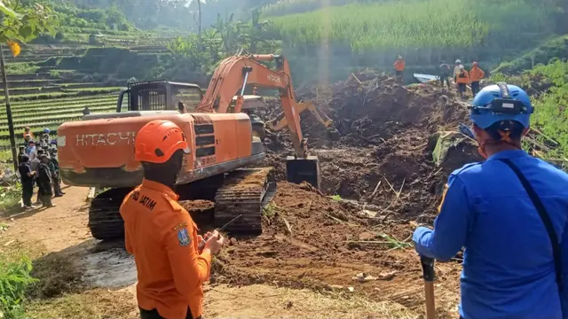 Longsor di Blitar menimpa kandang ayam milik warga. Tiga orang tertimbun. (Istimewa)