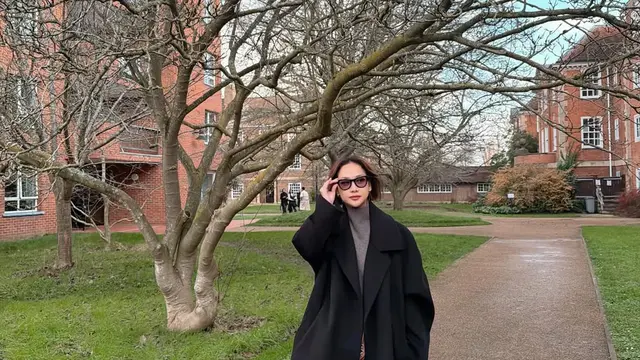 Gaya Bunga Citra Lestari Antar Noah Sekolah di Oxford, Stylish dalam Winter Outfit