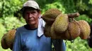 Mimpi kejatuhan Durian mempunyai makna akan mendapatkan uang, rezeki atau keberuntungan. Mungkin karena durian menjadi salah satu buah yang mewah, sebagaian masyarakat Indonesia memaknainya menjadi hal yang baik. (Antara)