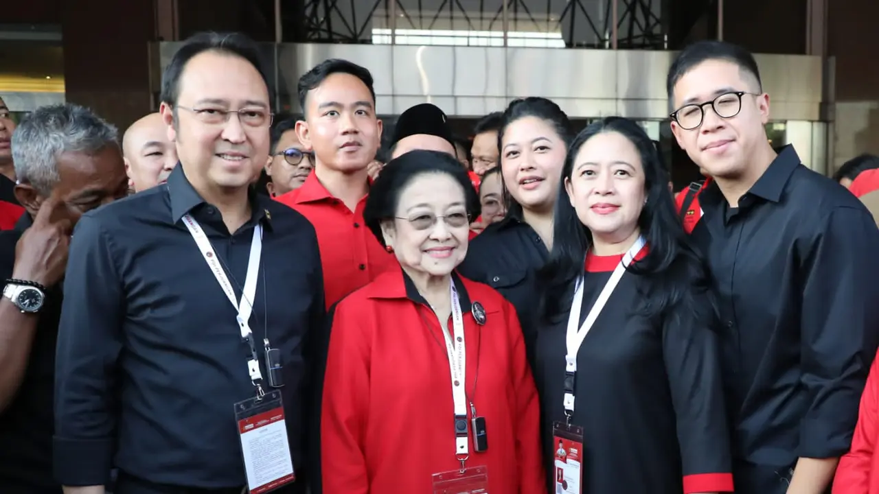 Megawati bersama Prananda Prabowo, Puan Maharani, Gibran Rakabuming Raka, Diah Pikatan, dan Praba Diwangkata.