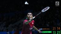 Tunggal putra Indonesia, Tommy Sugiarto mengembalikan kok ke pebulu tangkis China Taipei, Chou Tien Chen pada 16 besar Indonesia Open 2018 di Istora GBK, Jakarta, Kamis (5/7). Tommy unggul 21-13, 14-21, 21-18. (Liputan6.com/Helmi Fithriansyah)