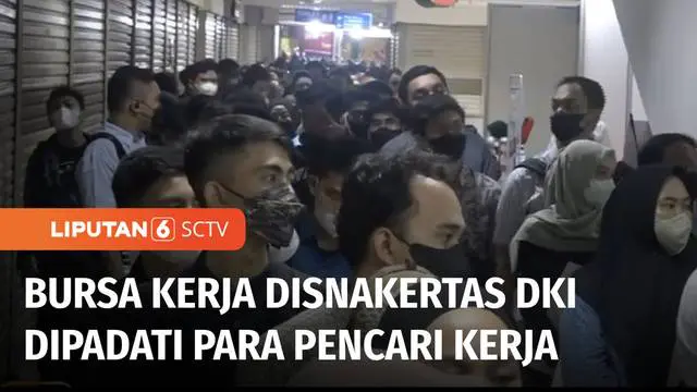 Bursa kerja yang digelar Disnakertrans DKI Jakarta diserbu ribuan pencari kerja. Para pencari kerja rela antre panjang untuk dapat melamar kerja saat digelarnya acara.