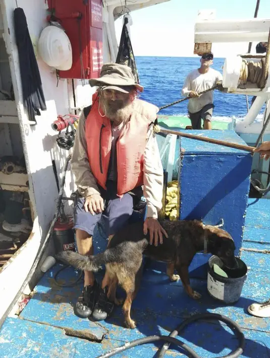 Seorang pelaut Australia yang terombang-ambing di lautan bersama anjingnya selama tiga bulan diselamatkan oleh sebuah kapal tuna Meksiko di perairan internasional, kata pemilik kapal penangkap ikan tersebut pada hari Senin. (Grupomar/Atun Tuny via AP)