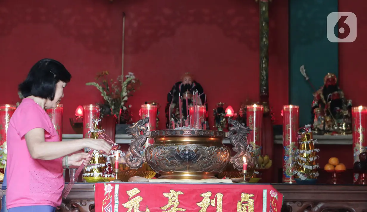 Warga keturunan Tionghoa menyalakan lilin saat sembahyang menyambut Tahun Baru Imlek 2571 di Klenteng Kong Miao, TMII, Jakarta Timur, Sabtu (25/1/2020). Perayaan imlek tahun ini merupakan tahun Tikus Logam yang melambangkan kesuburan dan kekayaan dan waktu yang baru. (Liputan6.com/Herman Zakharia)