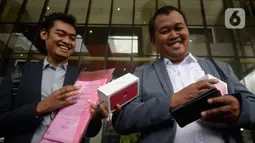 LSM MAKI menunjukkan iPhone 11 sebagai hadiah bagi yang memberikan informasi keberadaan Harun Masiku dan Nurhadi di Gedung KPK, Jakarta, Jumat (21/2/2020). Harun Masiku terkait dugaan suap penetapan anggota DPR Terpilih 2019-2024 dan Nurhadi kasus gratifikasi Rp 46 miliar. (merdeka.com/Dwi Narwoko)