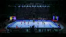 Pertandingan final Badminton XL 2025 antara tim Rockets (kiri) dan tim Hurricanes dalam laga final yang berlangsung di Istora Senayan, Jakarta, Minggu (05/10/2025). (Bola.com/Bagaskara Lazuardi)