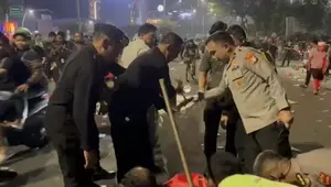 Wakapolda Metro Jaya Brigjen Pol Dekananto Eko Purwono turun langsung memunguti sampah yang berserakan usai demo (Istimewa)