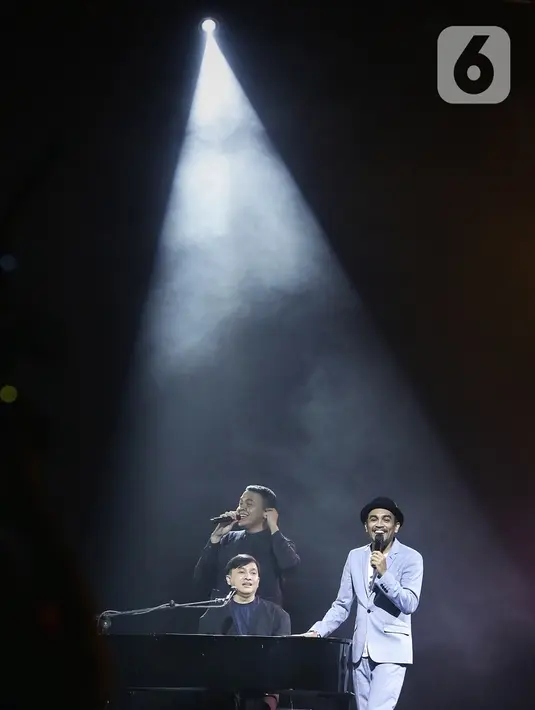Penampilan Yovie Widianto bersama Glenn Fredly dan Tulus membawakan lagu Adu Rayu di atas panggung konser Inspirasi Cinta Yovie and His Friends di Sasana Budaya Ganesha (Sabuga) ITB, Bandung, Rabu (20/11/2019). (Fimela.com/Bambang E. Ros)