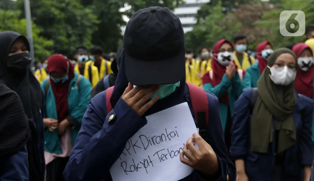 Mahasiswa yang tergabung dalam Aliansi BEM SI melakukan aksi unjuk rasa di kawasan Kuningan Persada sekitar Gedung Merah Putih KPK, Jakarta, Rabu (16/6/2021). Selain berunjuk rasa, para mahasiswa juga melakukan aksi teatrikal menolak pelemahan KPK melalui TWK. (Liputan6.com/Helmi Fithriansyah)