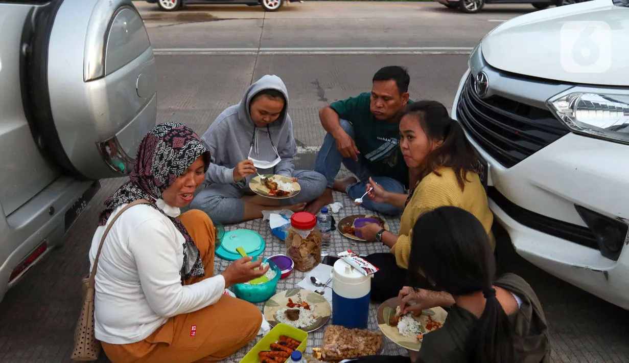 <p>Sejumlah pemudik berbuka puasa Ramadhan sambil beristirahat di KM 102 ruas Tol Cikopo-Palimanan, Subang, Jawa Barat, Kamis (28/4/2022). Padatnya sejumlah rest area di sepanjang jalan tol Trans Jawa membuat pemudik memanfaatkan bahu jalan untuk berbuka puasa dan istirahat sejenak. (Liputan6.com/Herman Zakharia)</p>