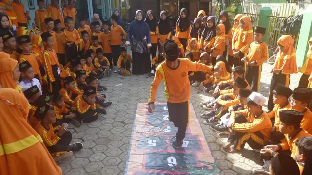 Permainan tradisional jadi materi pembelajaran Matsama MI Al-Muttaqin, Binangun, Cilacap, Jawa Tengah. (Foto: Liputan6.com/Abdu Aziz/Muhamad Ridlo)