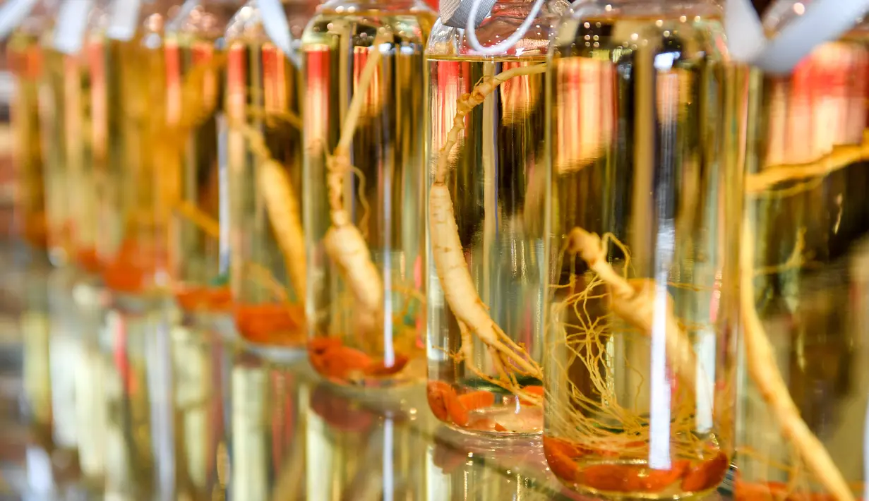 Foto yang diabadikan pada 28 Agustus 2020 ini memperlihatkan deretan botol anggur ginseng di sebuah toko minuman di Wanliang, Wilayah Fusong, Provinsi Jilin, China timur laut. Wanliang terkenal dengan industri ginsengnya. (Xinhua/Xu Chang)