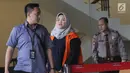 Bupati nonaktif Bekasi Neneng Hasanah Yasin usai menjalani pemeriksaan lanjutan di Gedung KPK, Jakarta, Jumat (8/2). Neneng diperiksa dalam kapasitasnya sebagai tersangka tekait kasus dugaan suap izin proyek pembangunan Meikarta. (Merdeka.com/Dwi Narwoko)