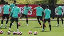 Gelandang timnas Portugal Joao Moutinho (tengah) dan rekan satu timnya mengambil bagian dalam sesi latihan di kamp pelatihan "Cidade do Futebol" Portugal di Oeiras, di pinggiran Lisbon, Sabtu (4/6/2022). Portugal akan menjamu Swiss pada matchday 2 Grup 2 UEFA Nations League A 2022/2023, Senin 6 Juni 2022 dini hari WIB di Estadio Jose Alvalade. (CARLOS COSTA / AFP)