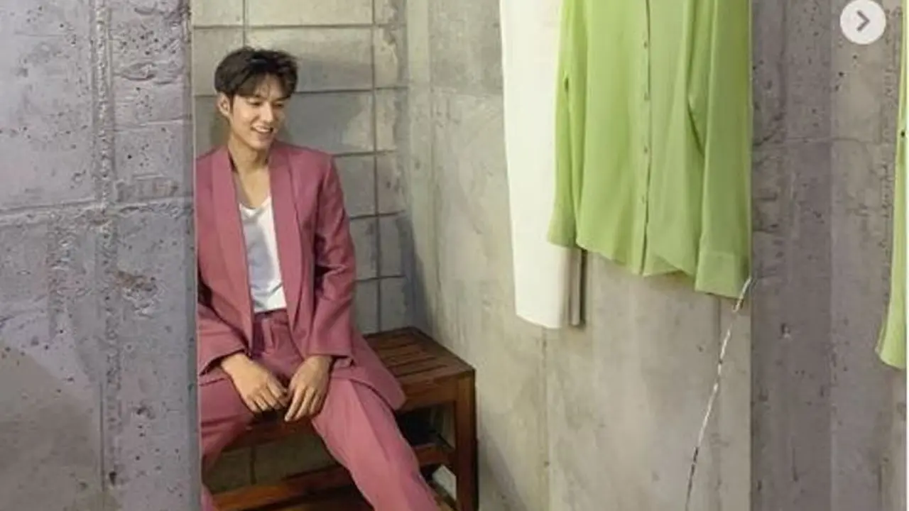 Ulang Tahun, Lee Min Ho Pakai Setelan dan Sepatu Merah Muda