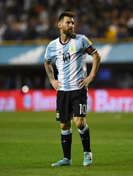 Ekspresi penyerang timnas Argentina, Lionel Messi usai bertanding melawan Peru dalam kualifikasi Piala Dunia 2018 di Buenos Aires, Argentina (5/10). Pada pertandingan ini Argentina hanya bermain imbang 0-0 atas Peru. (AFP Photo/Eitan Abramovich)