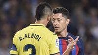 Dalam pertandingan tersebut terlihat ketegangan antara Robert Lewandowski dan Raul Albiol. Terlebih lagi, Lewy sempat menggocek kapten Villarreal tersebut dengan telak pada proses gol pertama Barcelona. (AFP/Josep Lago)