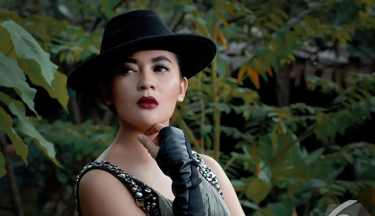Indah Dewi Pertiwi tampil cantik saat menjalani pemotretan, Jakarta. Foto diambil pada Rabu (12/11/2014) (Liputan6.com/Fathan Rangkuti) 