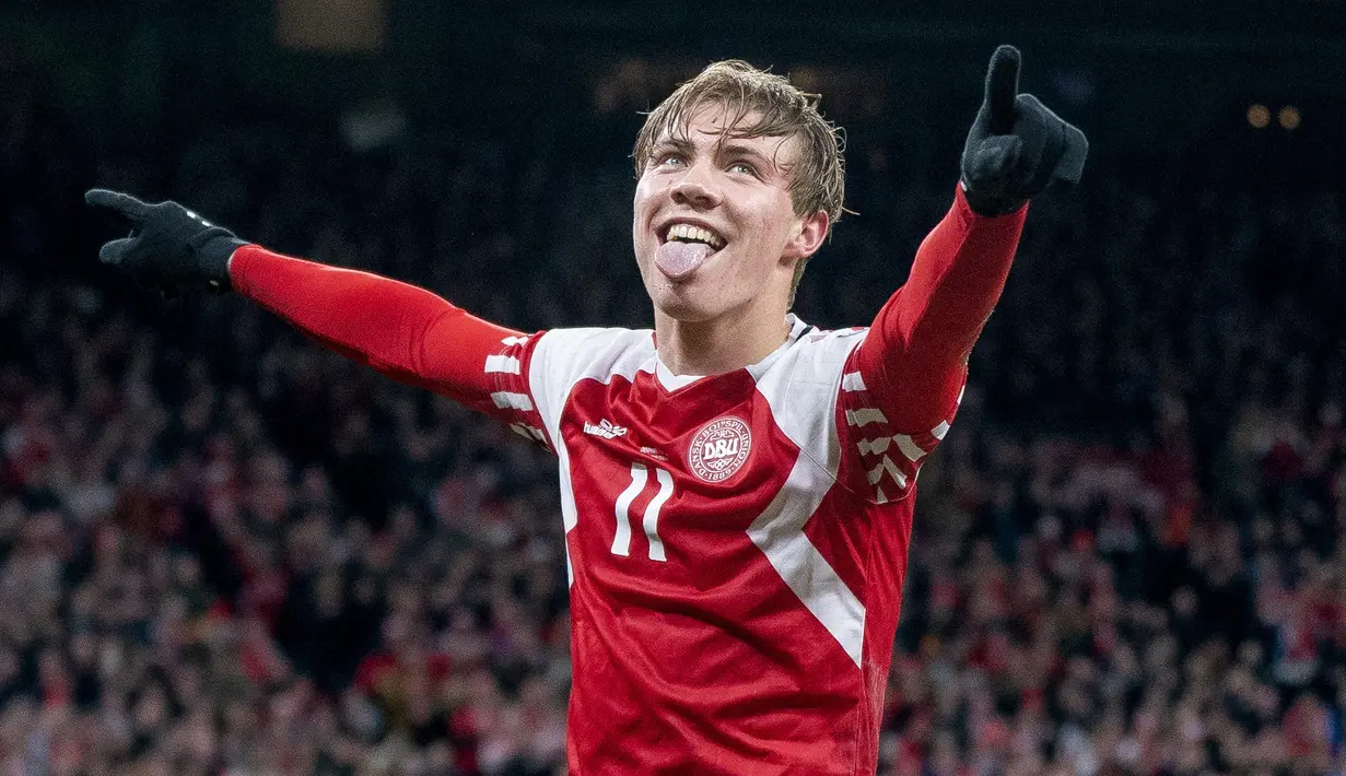 Pemain Denmark, Rasmus Hojlund, melakukan selebrasi setelah mencetak gol ke gawang Finlandia pada laga Kualifikasi Euro 2024 di Kopenhagen, (23/3/2023). Hojlund memimpin daftar top skor sementara di kualifikasi Euro 2024 dengan meyarangkan lima gol dari hanya dua pertandingan. (Photo by Liselotte Sabroe / Ritzau Scanpix / AFP)
