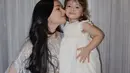 Asmirandah pun membawa putri gemasnya yang kini sudah berusia dua tahun. Dalam potret tersebut si kecil mengenakan dress tanpa lengan warna putih.  Credit: Instagram (@asmirandah89)