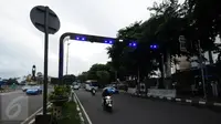 Pengendara saat melintas di bawah gate ERP di Jalan Jenderal Sudirman Jakarta, Senin, (14/12). Lebih dari 1 tahun belakangan ini gate ERP hanya menjadi hiasan jalan karena belum jelasnya penerapan program tersebut. (Liputan6.com/Helmi Fithriansyah)