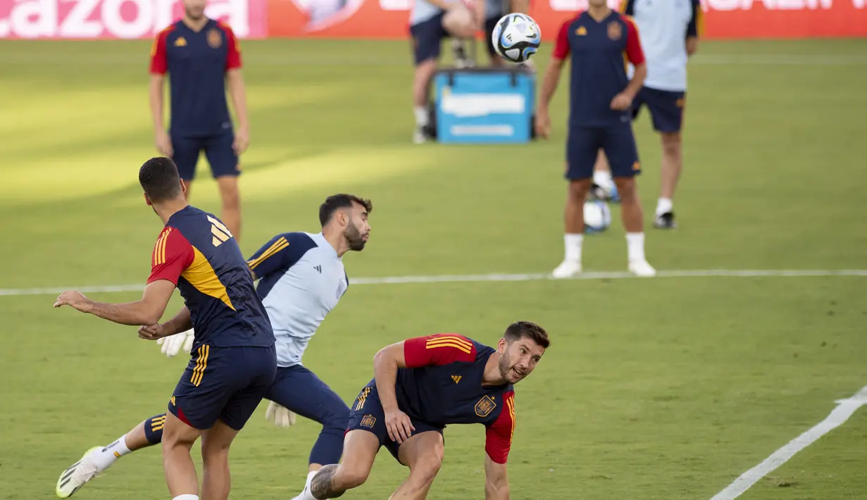 Para pemain Spanyol mengambil bagian dalam sesi latihan menjelang lanjutan Kualifikasi Euro 2024 Grup A menjamu Siprus, di Nuevo Estadio de Los Carmenes, Senin (11/9/2023). (JORGE GUERRERO / AFP)