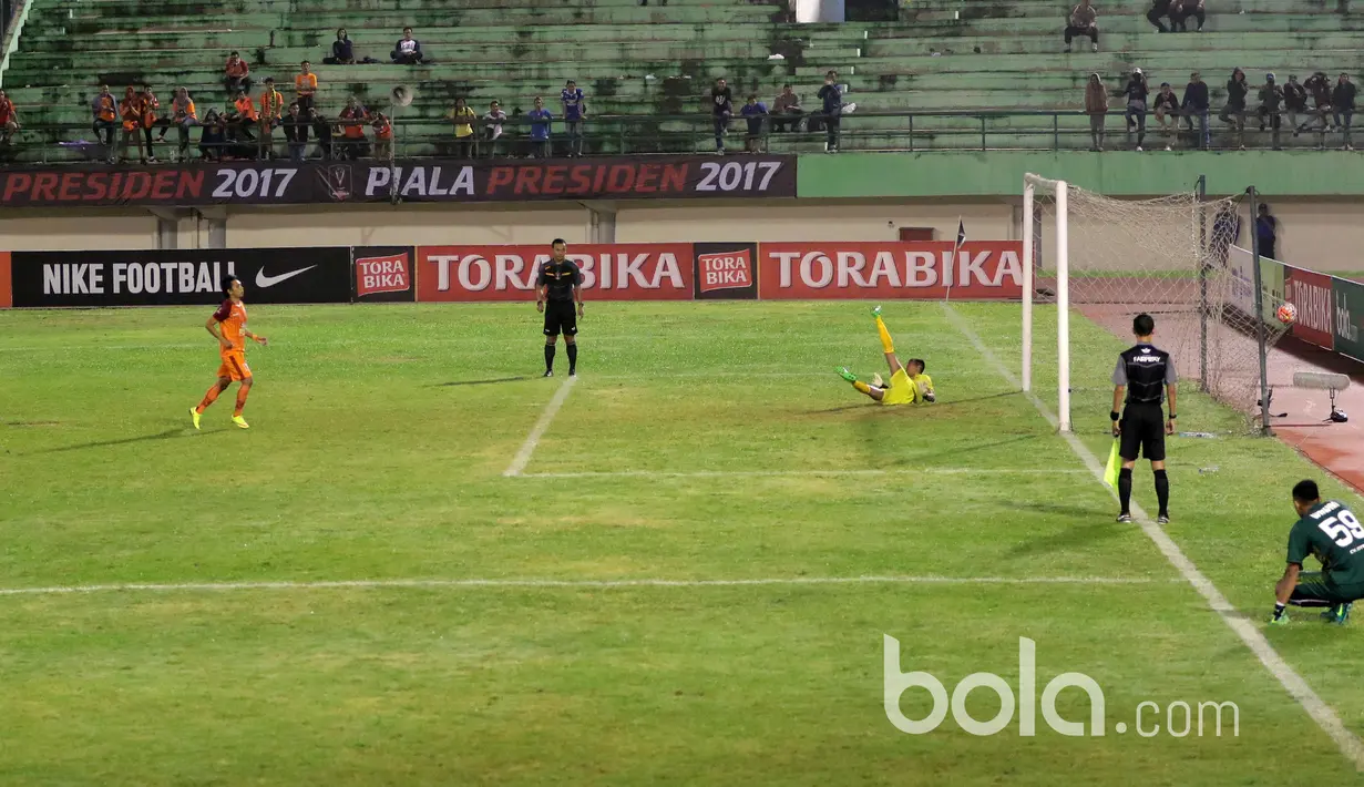 Kiper Madura United gagal menghalau bola sepakan pemain Pusamania Borneo FC saat adu penalti pada babak delapan besar Piala Presiden 2017 di Stadion Manahan, Solo. Jumat (25/2/2017). (Bola.com/Nicklas Hanoatubun)