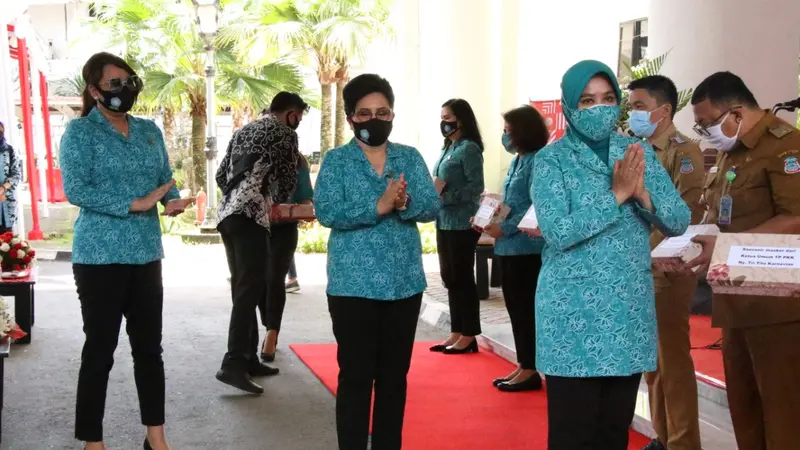 Ketua Umum Tim Penggerak PKK Tri Tito Karnavian bersinergi dengan TP PKK Provinsi Sulut mencanangkan Gerakan Bersama Pakai (Gebrak) Masker.