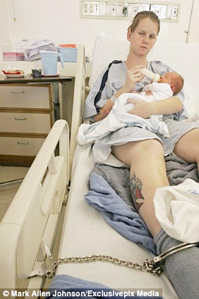 Kaki Laura harus dirantai saat menyusui bayinya | foto: copyright dailymail.co.uk