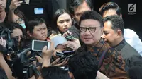 Mendagri Tjahjo Kumolo mnjawab pertanyaan awak media setibanya di Gedung KPK, Jakarta, Kamis (22/8/2019). Kedatangannya untuk rapat lintas kementerian dan lembaga membahas pemanfaatan Nomor Induk Kependudukan (NIK) gunaerbaikan basis data pemberian bantuan sosial (Bansos). (merdeka/com/Dwi Narwoko)