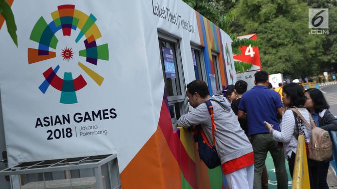 Beberapa calon penonton seremoni pembukaan Asian Games 2018 mengantri melakukan penukaran tiket jelang masuk kawasan GBK, Jakarta, Sabtu (18/8). Asian Games 2018 akan berlangsung hingga 2 September, mendatang. (Liputan6.com/Helmi Fithriansyah)