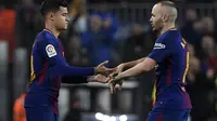 Philippe Coutinho (kiri) menggantikan Andres Iniesta saat Barcelona menghadapi Espanyol di Copa del Rey, Kamis (25/1/2018). (AFP/Lluis Gene)