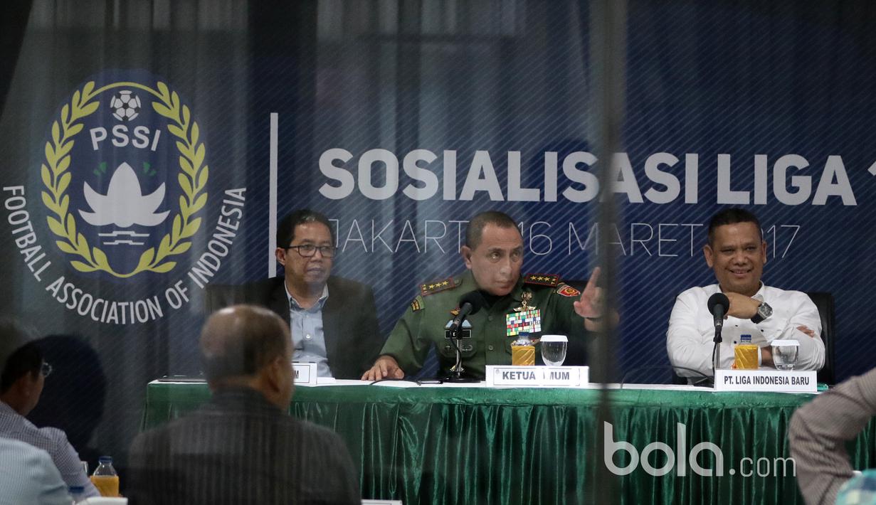 Ketum PSSI, Edy Rahmayadi memberikan arahan saat Sosialisasi Liga 1 Indonesia di Gedung Kostrad, Jakarta, Kamis (16/3/2017). Liga 1 Indonesia akan bergulir pada tanggal 15 April 2017. (Bola.com/Nicklas Hanoatubun)