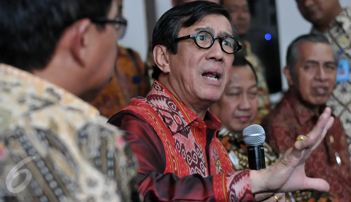 Menkumham Yasonna Laoly memberikan keterangan pers terkait surat pengaktifan kembali kepengurusan Golkar Munas Riau, Jakarta, Kamis (28/1/2016). SK Kepengurusan Partai Golkar Munas Riau diaktifkan untuk 6 bulan ke depan. (Liputan6.com/Johan Tallo)