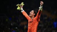 Kiper Inter Milan asal Swiss #01, Yann Sommer, merayakan kemenangan Inter Milan dalam pertandingan leg kedua semifinal Liga Champions UEFA antara Inter Milan dan FC Barcelona di stadion San Siro di Milan, Rabu dini hari WIB (7-5-2025). (Marco BERTORELLO/AFP)
