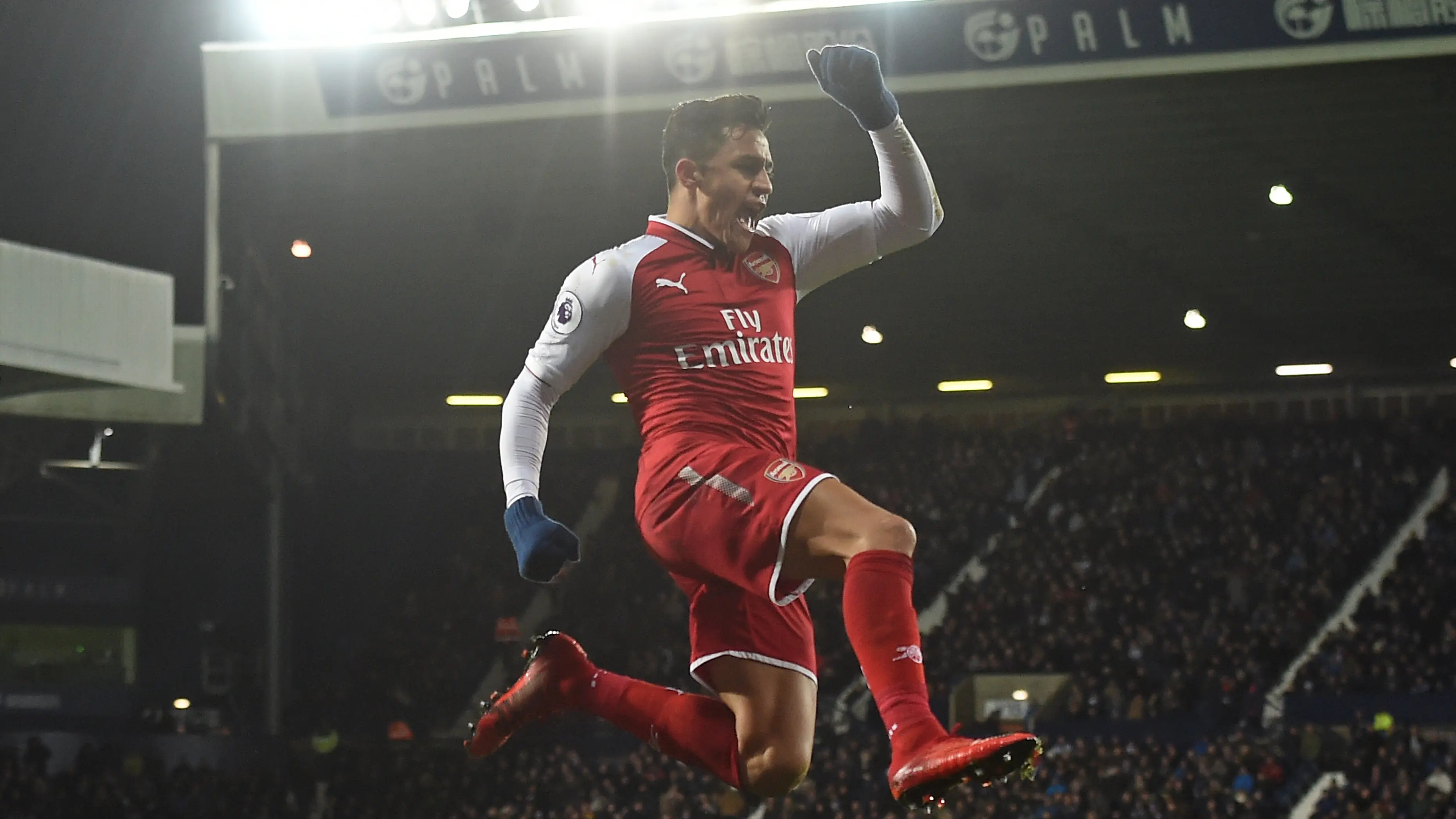 Arsenal dikabarkan telah menyetujui pelepasan Alexis Sanchez ke Manchester City dengan mahar sebesar 35 juta poundsterling. (AFP/Paul Ellis)