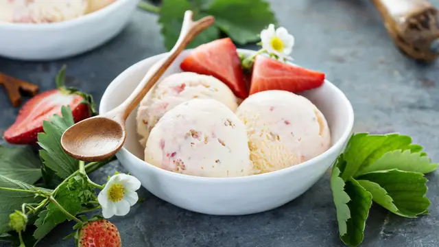 es krim strawberry cheesecake