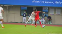 Bek kiri Timnas Indonesia U-24, Dony Tri Pamungkas (kanan) berjubaku dengan pemain Korea Utara dalam laga ketiga Grup F, Asian Games 2022, Minggu (24/9/2023). (Dok. NOC Indonesia)