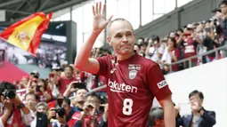 Andres Iniesta menyapa penggemar saat memasuki stadion di NOEVIR Stadium Kobe, Kobe, (26/5/2018). Iniesta dikontrak Vissel Kobe selama tiga tahun. (Michi Ono/Kyodo News via AP)