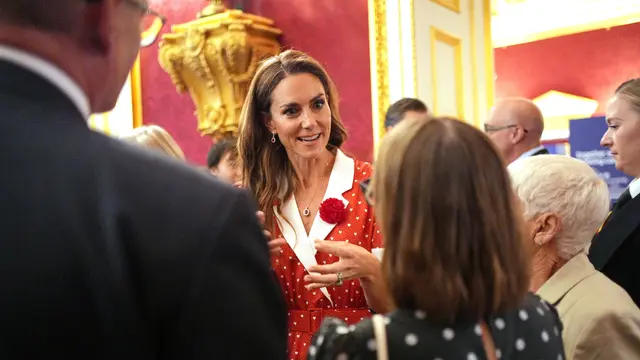 Pesan Tersembunyi Kate Middleton di Gaun Polkadot Merah Putih Saat Dampingi Raja Charles