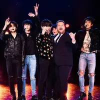 James Corden dan BTS (Foto: Twitter/latelateshow)