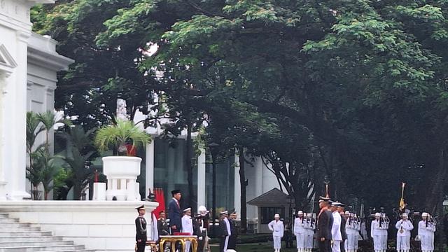 Presiden Joko Widodo atau Jokowi memberikan penghargaan Adhi Makayasa kepada empat perwira TNI dan Polri tahun 2023, Rabu (26/7/2023).