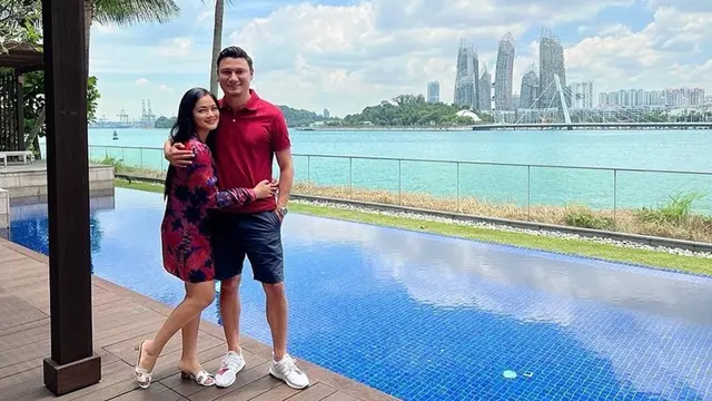 Akui Tak Pernah Bosan, Ini Potret Mesra Christian Sugiono dan Titi Kamal Pakai Baju Kembar