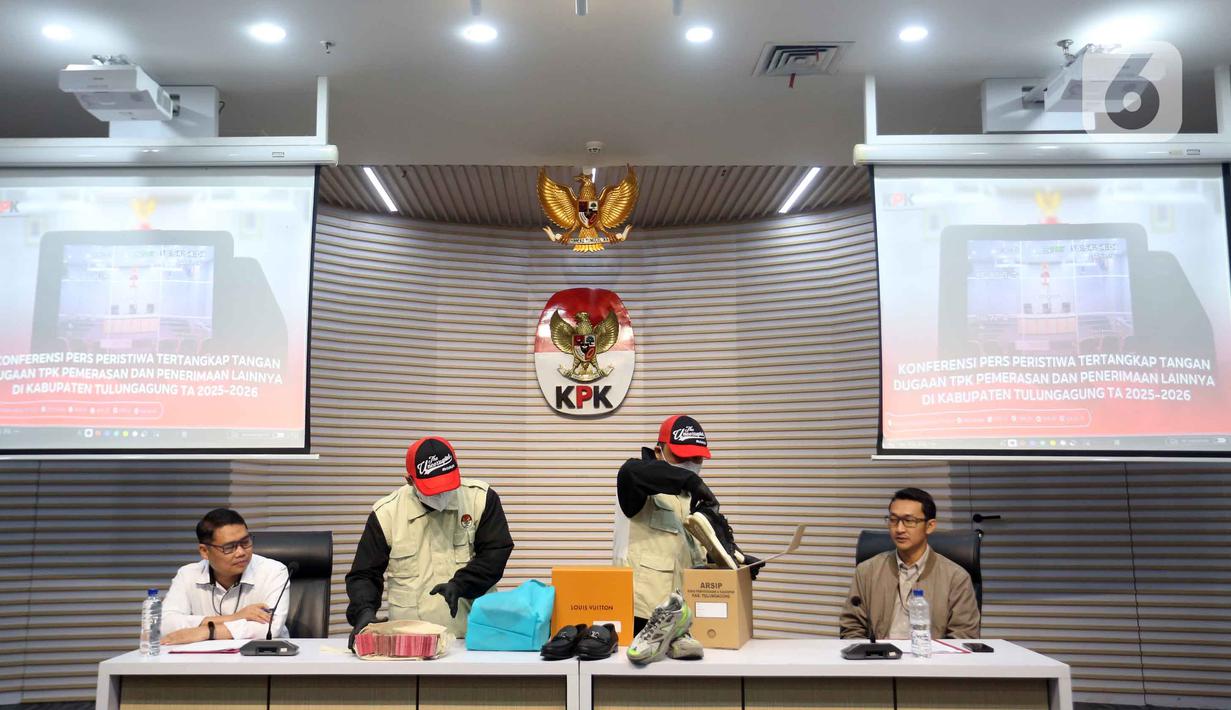 Dalam OTT Bupati Tulungagung, Gatut Sunu Wibowo, KPK menyita sejumlah barang bukti. Tampak dalam foto, Deputi Penindakan dan Eksekusi Komisi Pemberantasan Korupsi (KPK), Asep Guntur Rahayu (kiri) menyaksikan sejumlah barang bukti terkait Operasi Tangkap Tangan (OTT) Bupati Tulungagung, Gatut Sunu Wibowo, di Gedung Merah Putih Komisi Pemberantasan Korupsi, Jakarta, Sabtu (11/4/2026). (Liputan6.com/Helmi Fithriansyah)