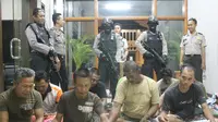 Tersangka pembunuhan petani sekaligus aktivis penolak tambang Salim Kancil (Liputan6.com/ Dian Kurniawan)