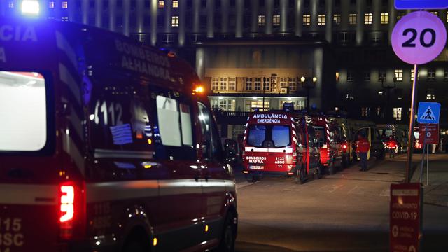 Antrean Ambulans Pasien di Rumah Sakit Portugal